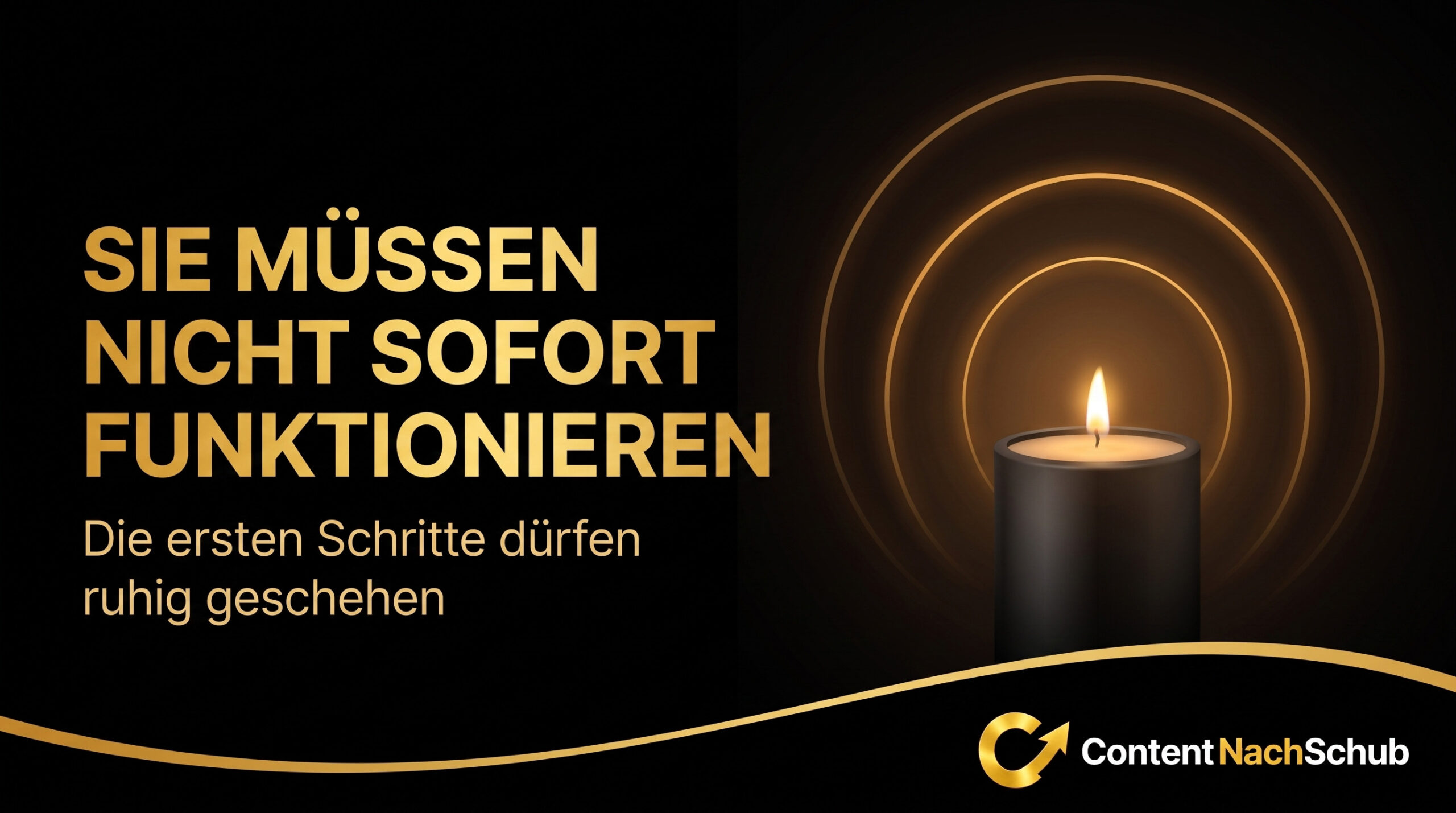 Eine schwarze Kerze mit goldenen Ringen vor einem dunklen Hintergrund. Der deutsche Text lautet: „Sie müssen nicht sofort funktionieren. Die ersten Schritte dürfen ruhig geschehen.“ Das ContentNachSchub-Logo befindet sich unten rechts.
